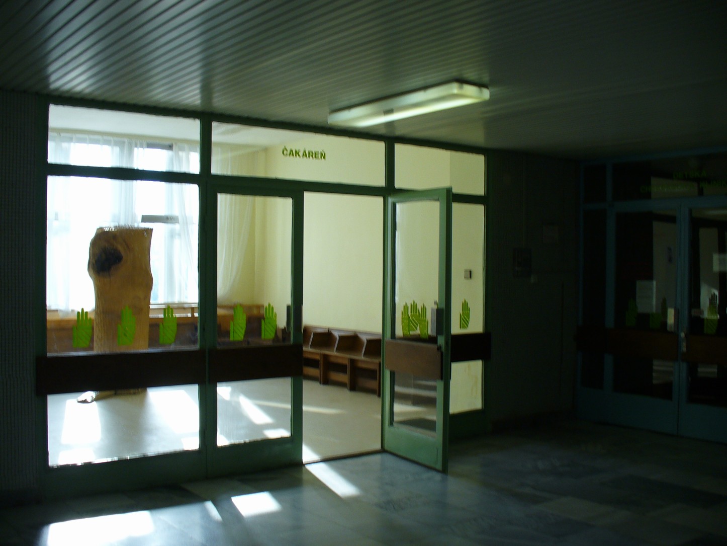 mar 2007 povodna cakaren pred rekonstrukciou pohlad z chodby.JPG