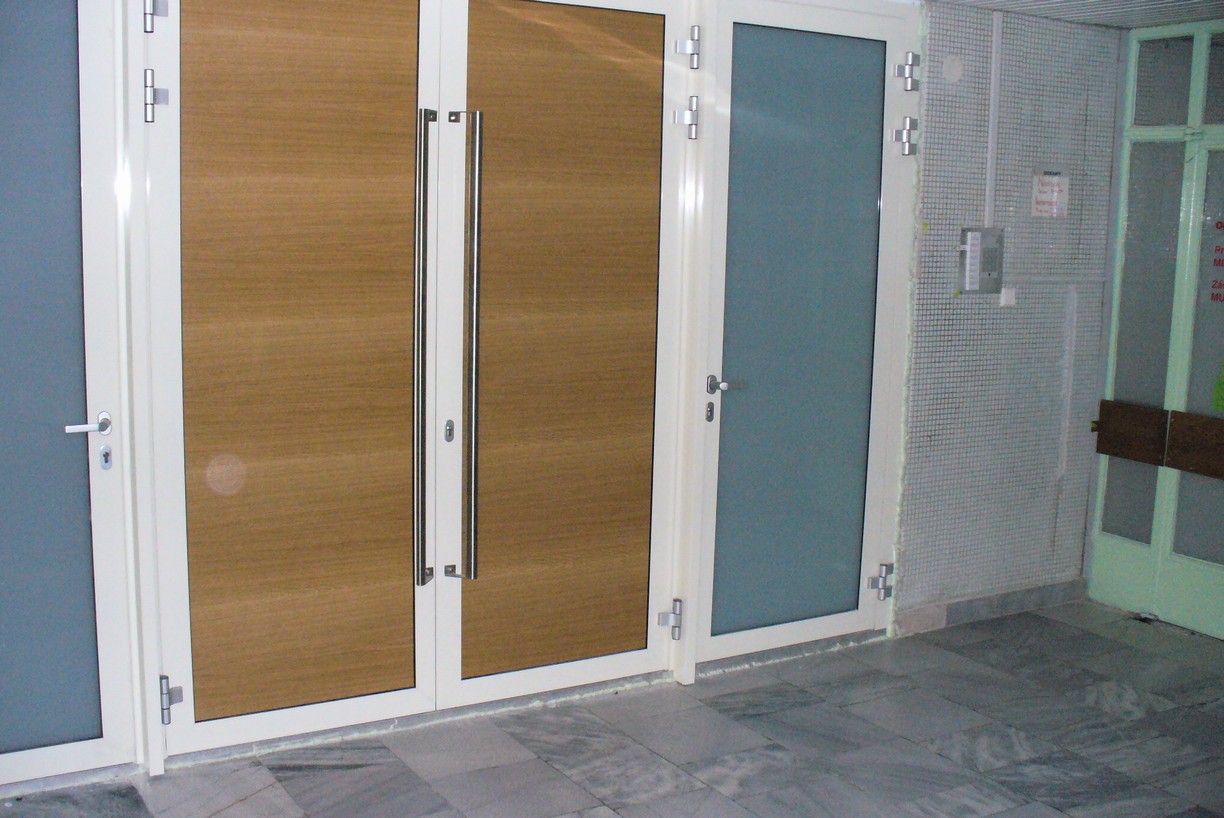 dec 2008 vchodove dvere nedokoncene iba vlozene.JPG